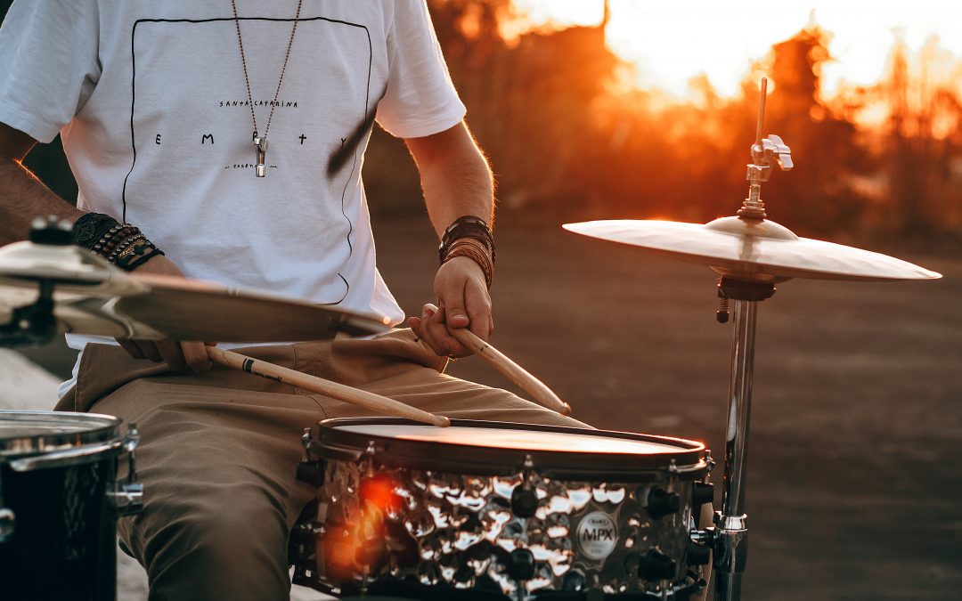 Drumming at daybreak (Photo: Ingridi Alves)